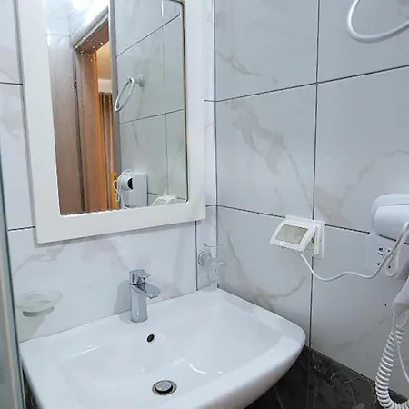Adrian 4* Ksamil