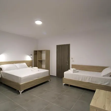 Adrian Affittacamere Ksamil