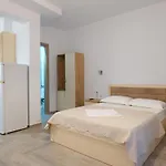 Adrian Affittacamere Ksamil