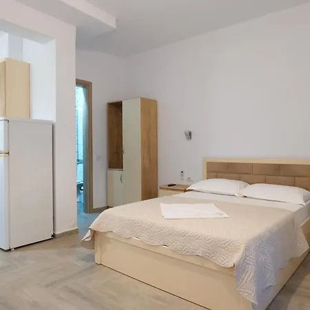 Adrian بيت ضيافة كساميل