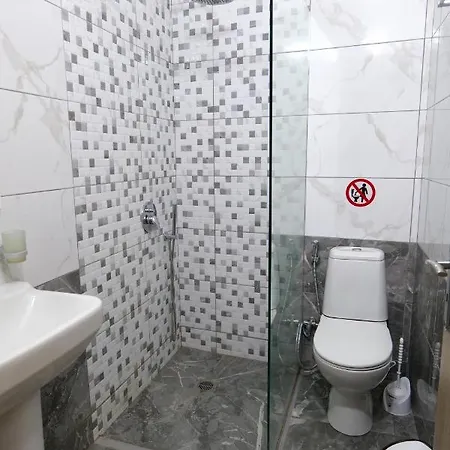 Adrian بيت ضيافة