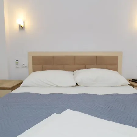 Adrian بيت ضيافة