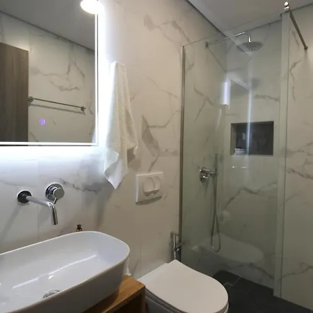 Adrian بيت ضيافة