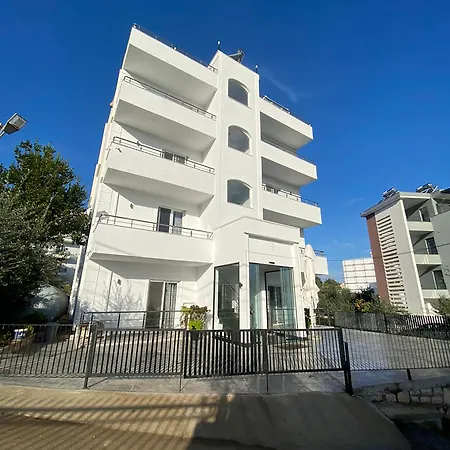 Adrian بيت ضيافة 4*